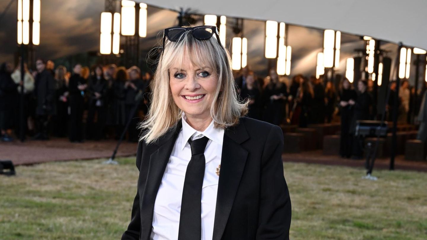 Promi-Looks-Twiggy-wird-bei-Burberry-Show-auch-zum-modischen-Highlight