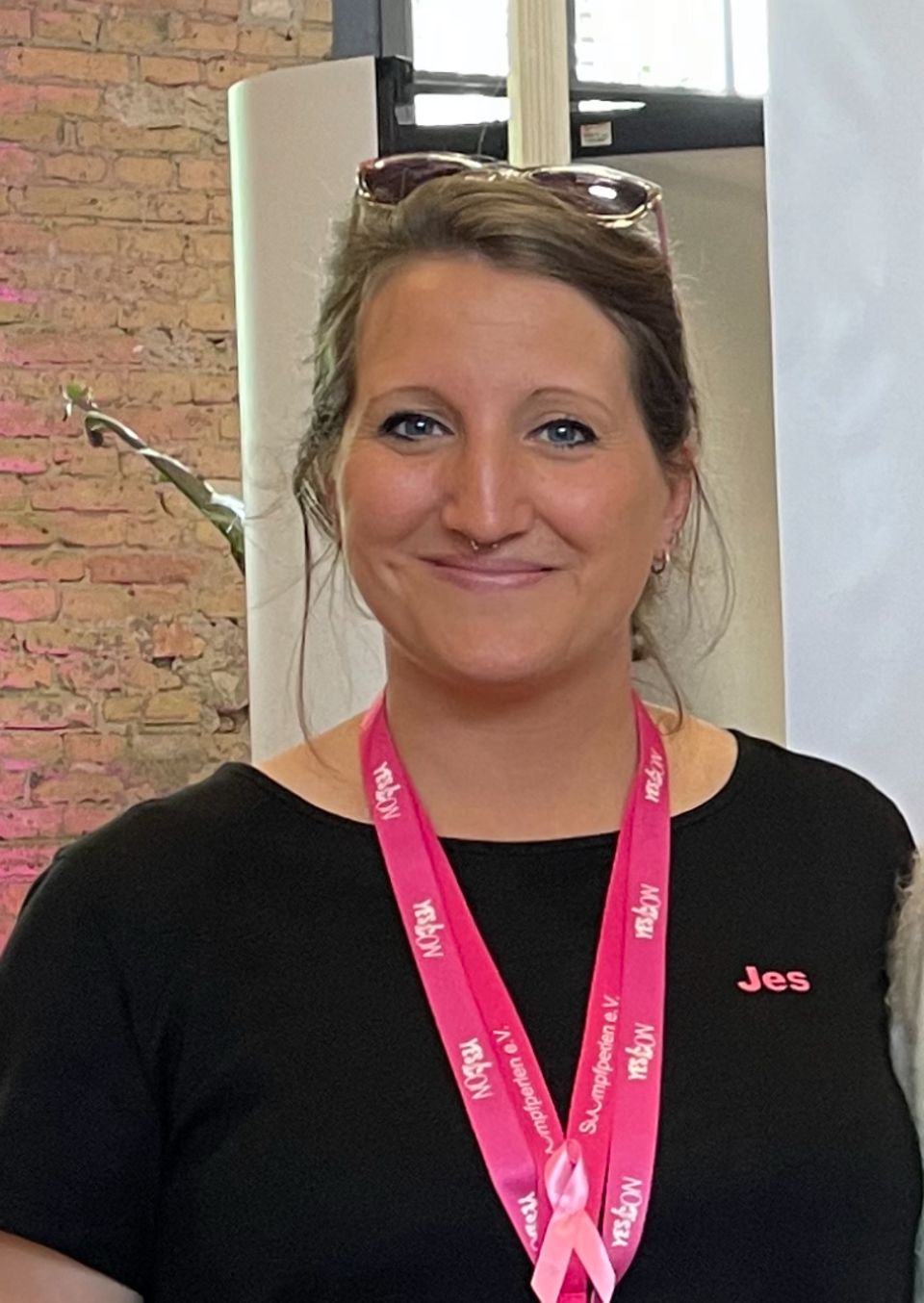 Jessica Böll voor een bakstenen muur