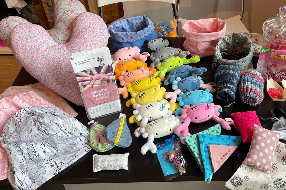 Producten voor de bijbehorende tas, uitgespreid op een tafel