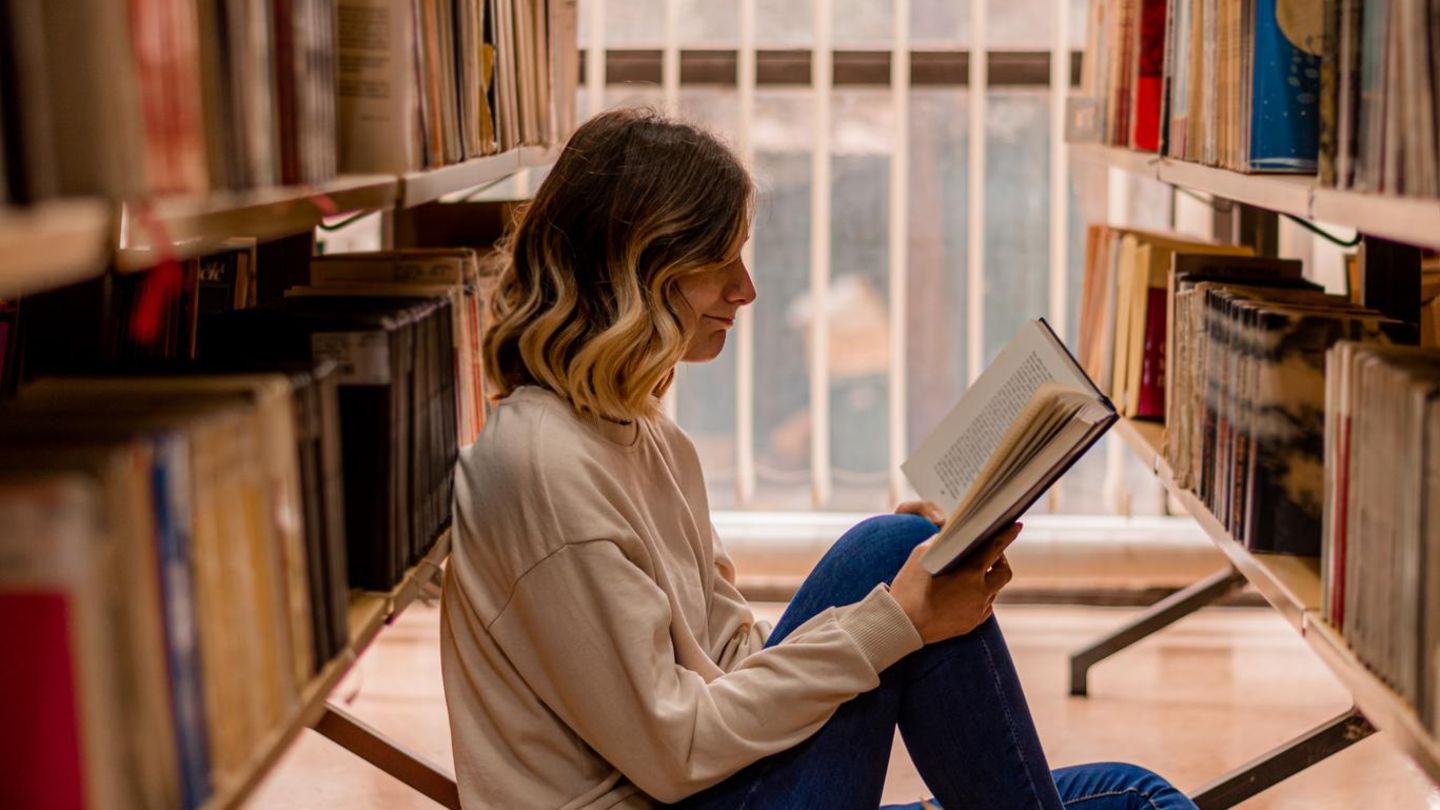 Herbstzeit-ist-Lesezeit-5-Eigenschaften-von-Menschen-die-lieber-echte-B-cher-als-E-Books-lesen