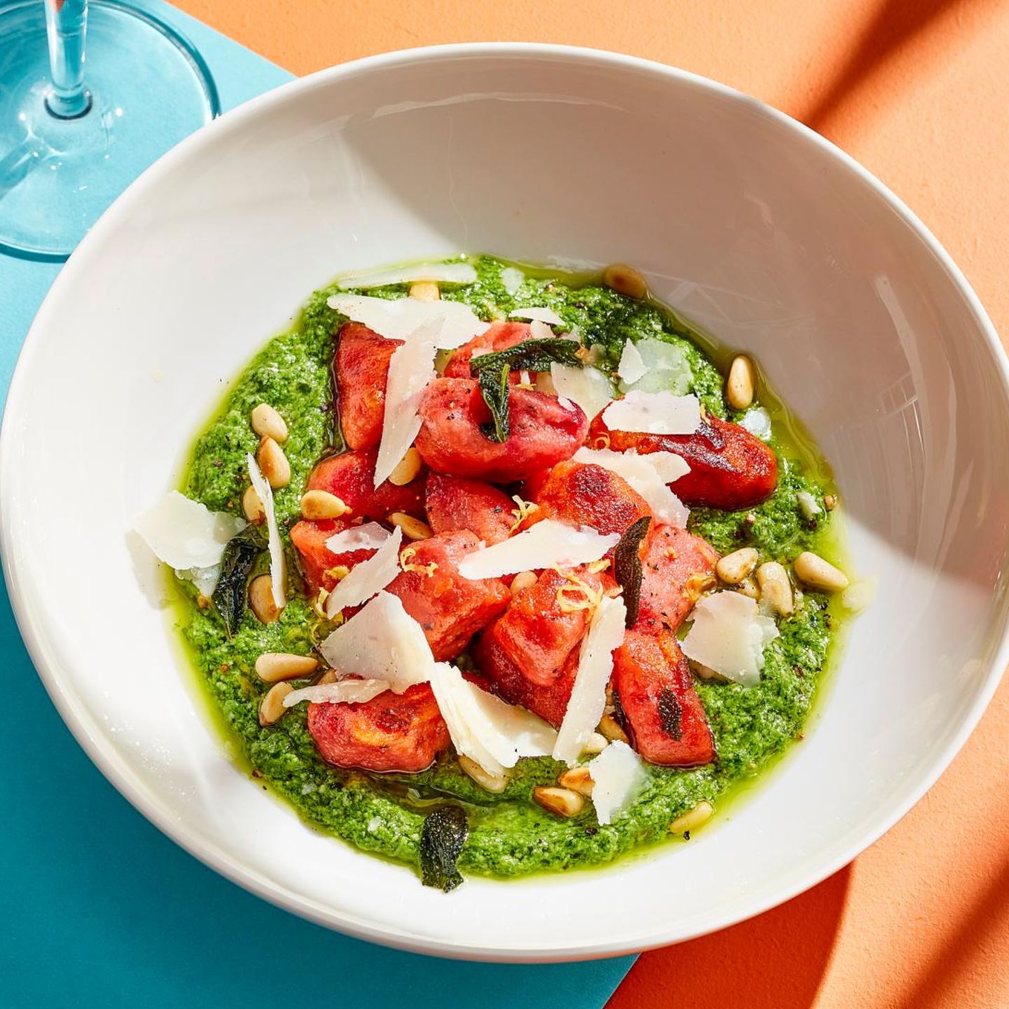 Rote-Bete-Gnocchi mit Mangold-Pesto