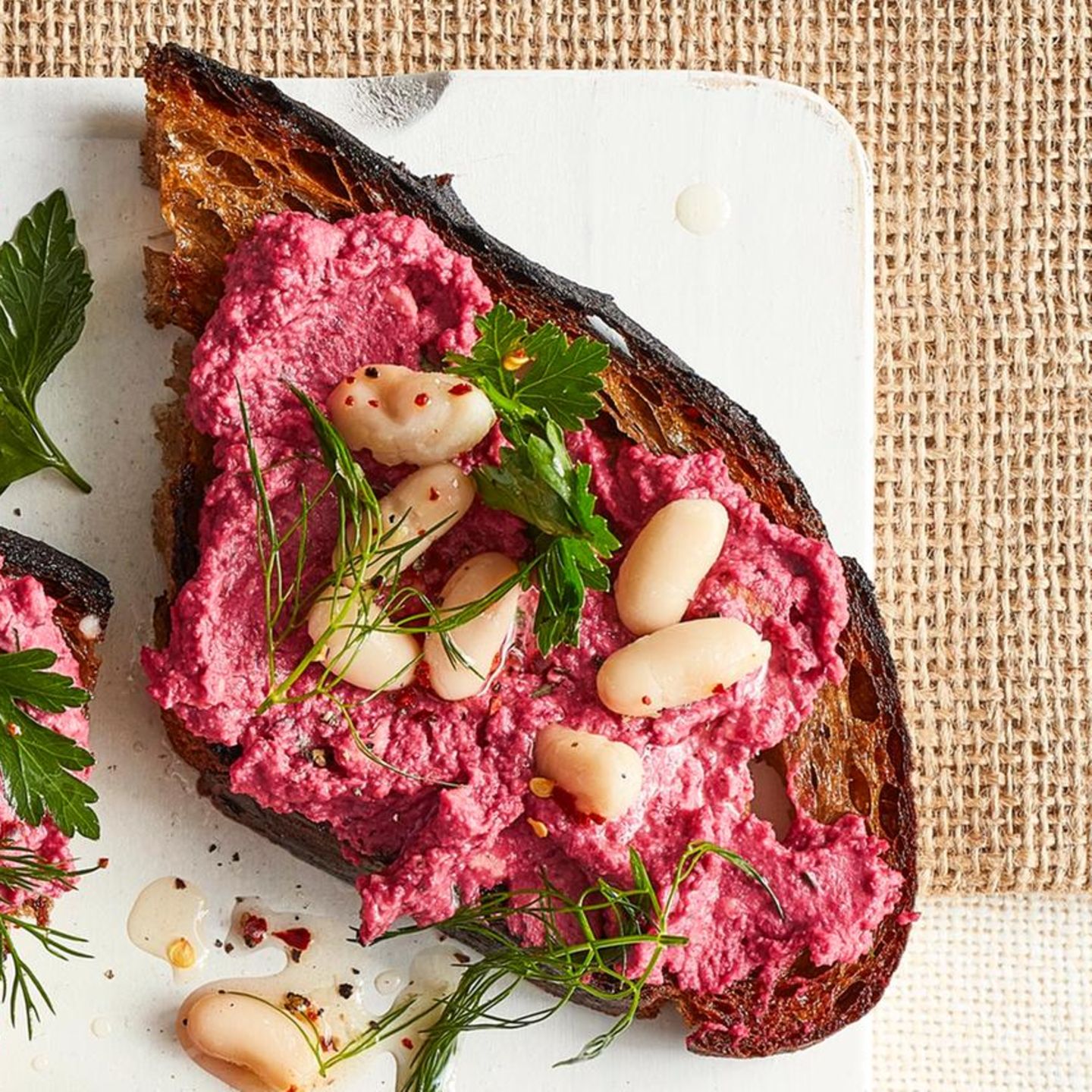 Sauerteigstulle mit Rote-Bete-Walnuss-Hummus und weißen Bohnen