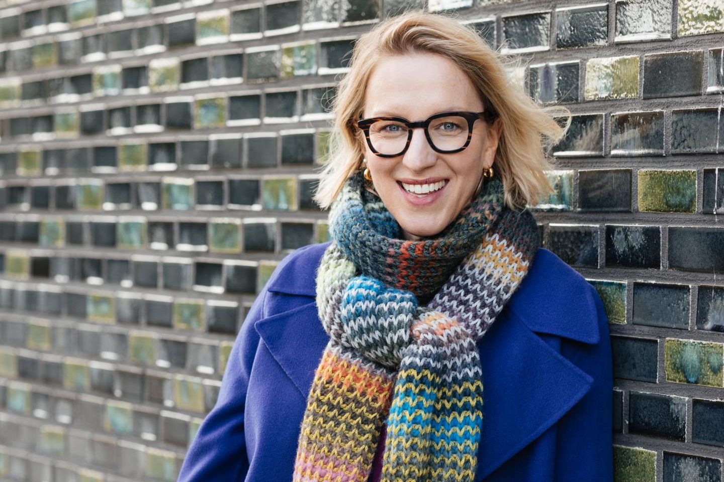 BRIGITTE-Chefredakteurin Susanna Riethmüller trägt den "Schal fürs Leben 2025"