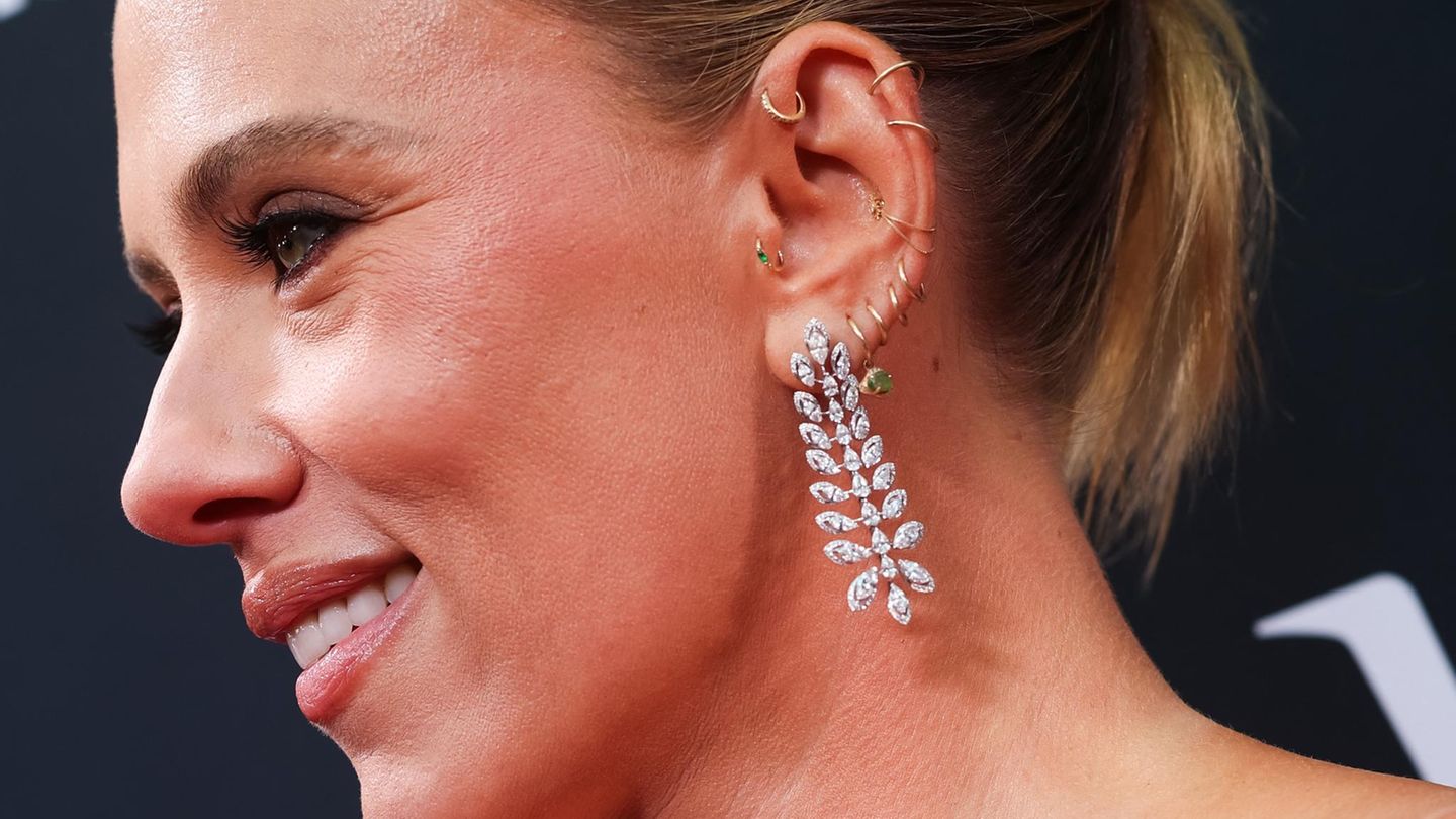 Piercing-am-Ohr-Gepiercte-Stelle-soll-gegen-Depressionen-und-Migr-ne-helfen-ein-Experte-ordnet-ein