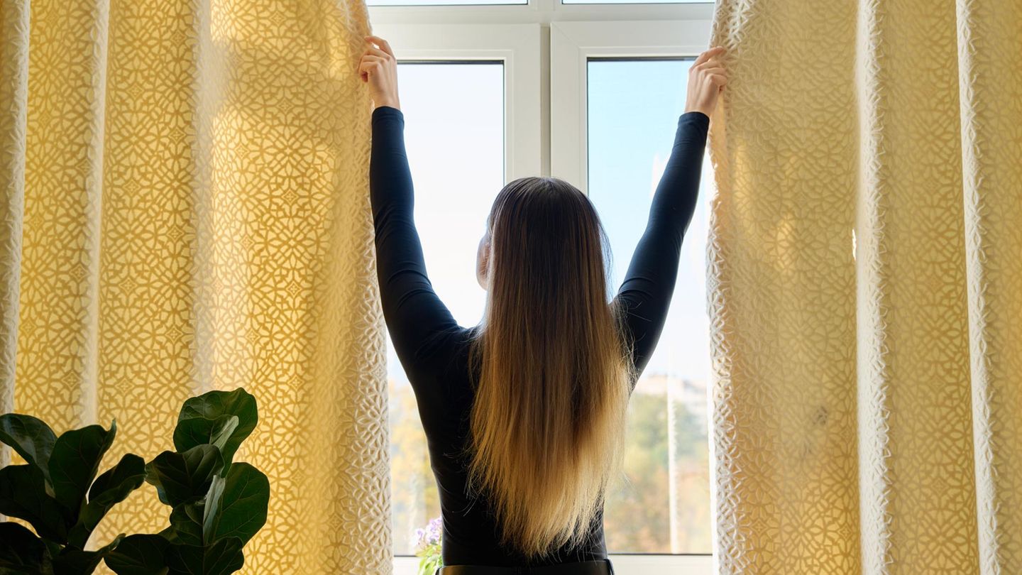 Experte-r-t-dringend-Darum-solltest-du-sp-testens-um-17-30-alle-Vorh-nge-und-Jalousien-zuziehen