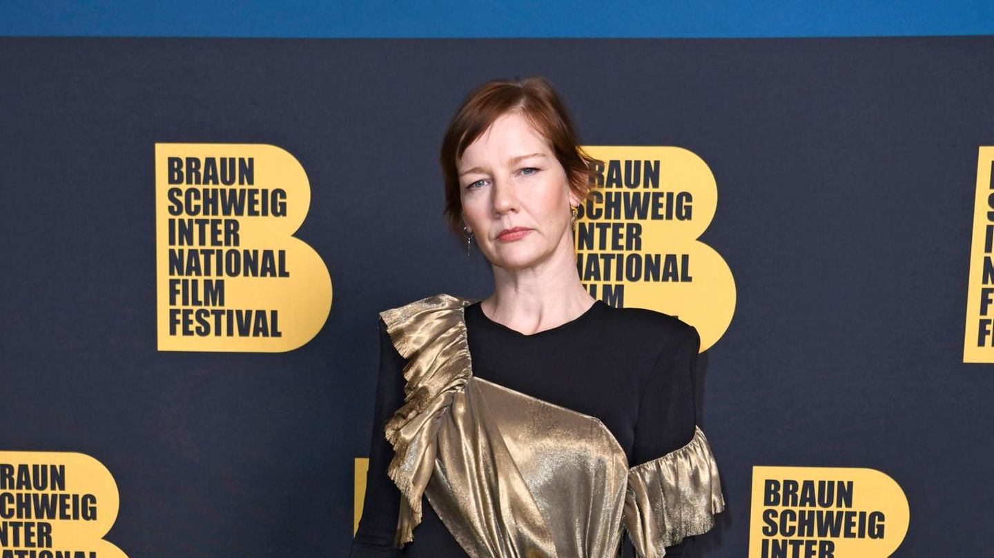 Red-Carpet-Looks-2025-Sandra-H-ller-r-umt-Hauptpreis-ab-und-strahlt-in-besonderer-Robe