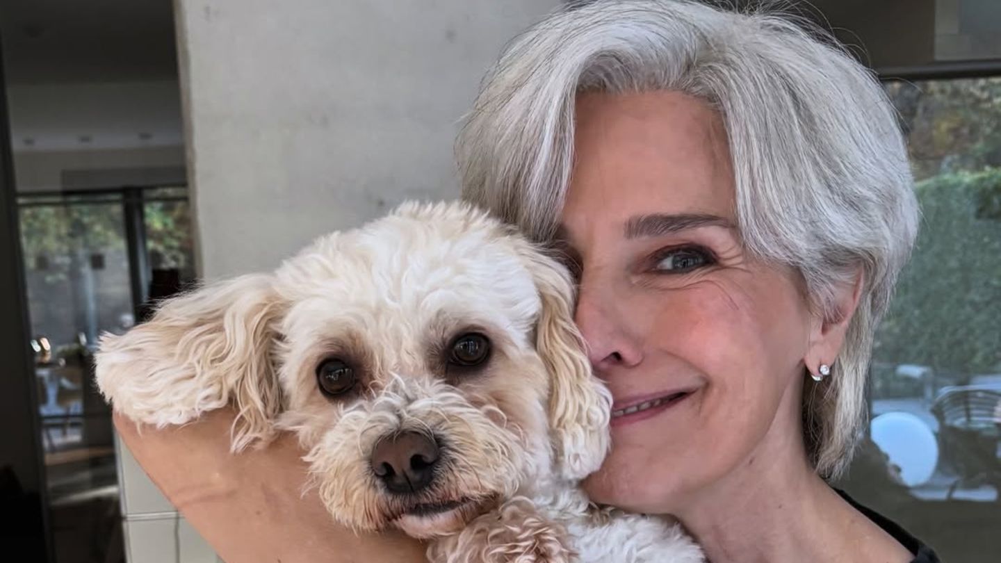 Nat-rlich-grau-D-sir-e-Nosbusch-zeigt-sich-erstmals-mit-grauen-Haaren