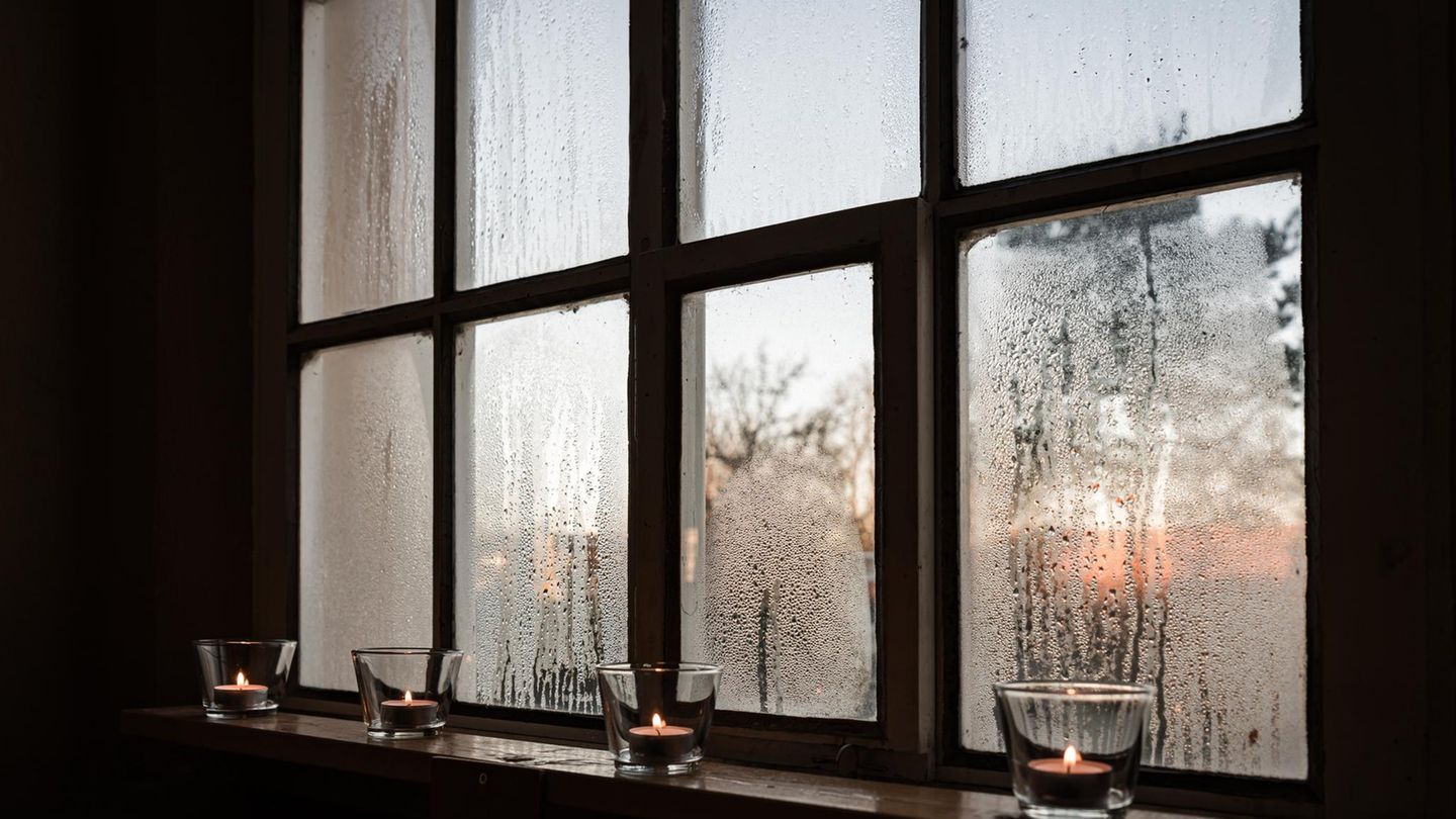 Omas-Tipp-Wie-der-2-50-Euro-Trick-gegen-Kondenswasser-am-Fenster-helfen-kann