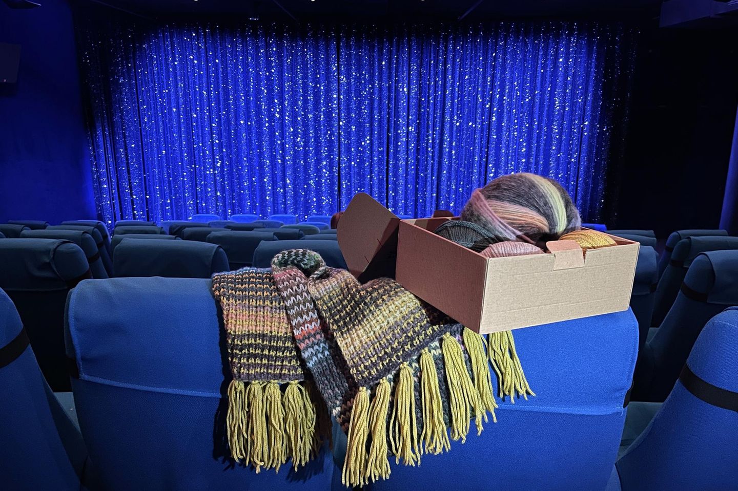 Komm ins BRIGITTE-Strick-Kino!: "Tatsächlich ... Liebe" schauen – und gemeinsam mit den Nadeln klappern