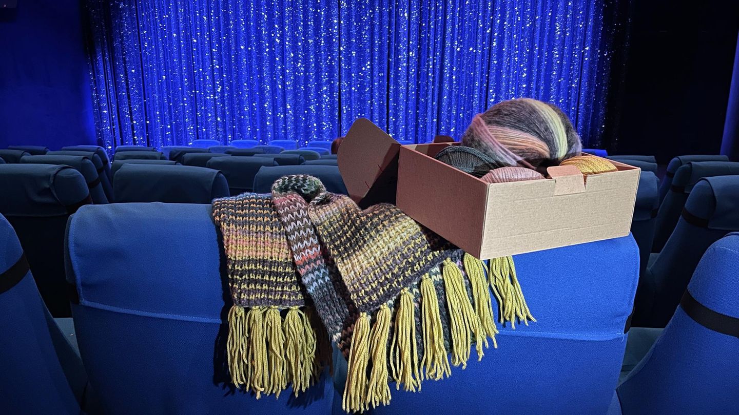 Komm-ins-BRIGITTE-Strick-Kino-Tats-chlich-Liebe-schauen-und-gemeinsam-mit-den-Nadeln-klappern