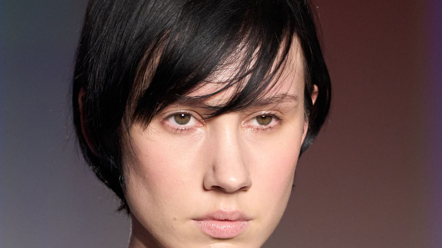 Seitlicher-Pony-11-Ideen-wie-du-schr-ge-Stirnfransen-stilvoll-tragen-kannst