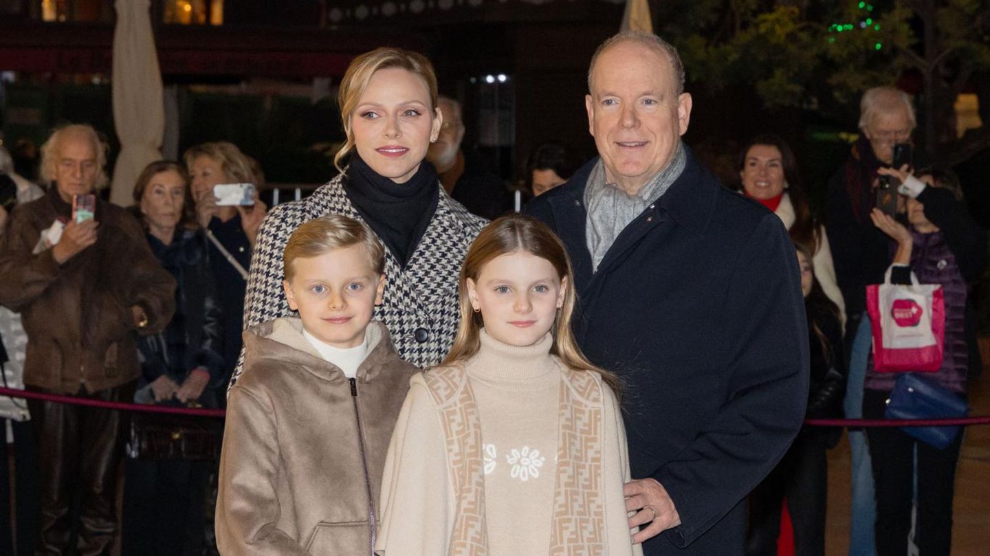 echte-stylek-niginnen-trotz-legerer-teenie-looks-versucht-sie-weihnachtsglamour-zu-verspr-hen