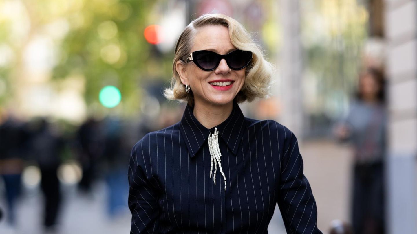 Tiefer-Seitenscheitel-So-wird-der-angesagte-Frisuren-Trend-jetzt-getragen