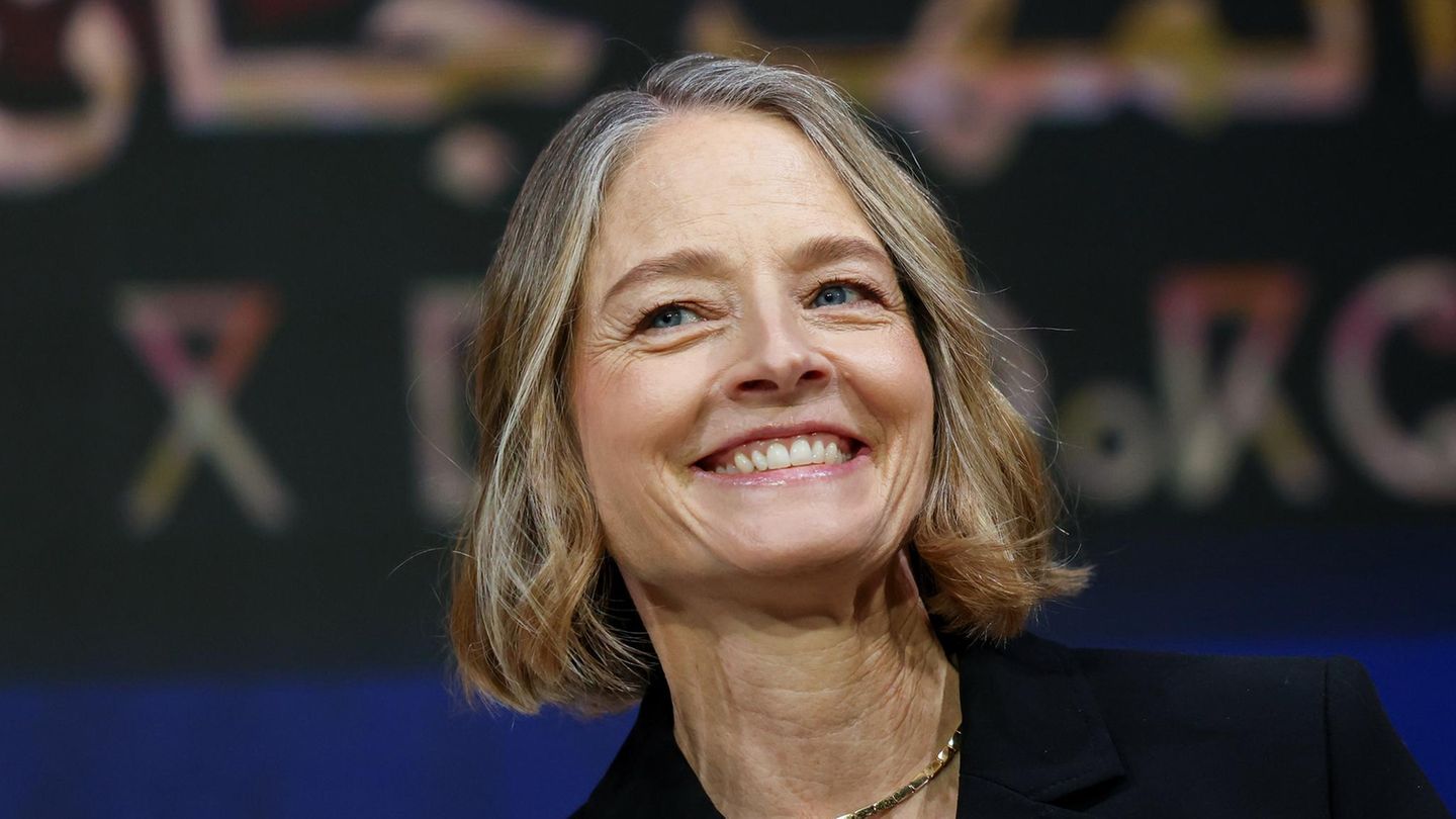 nat-rlich-grau-so-geschickt-setzt-jodie-foster-ihren-neuen-ansatz-in-szene