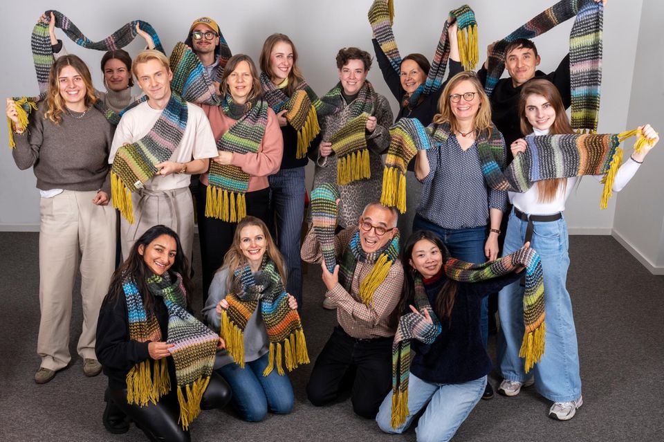 Das Team von Save the Children trägt den "Schal fürs Leben"