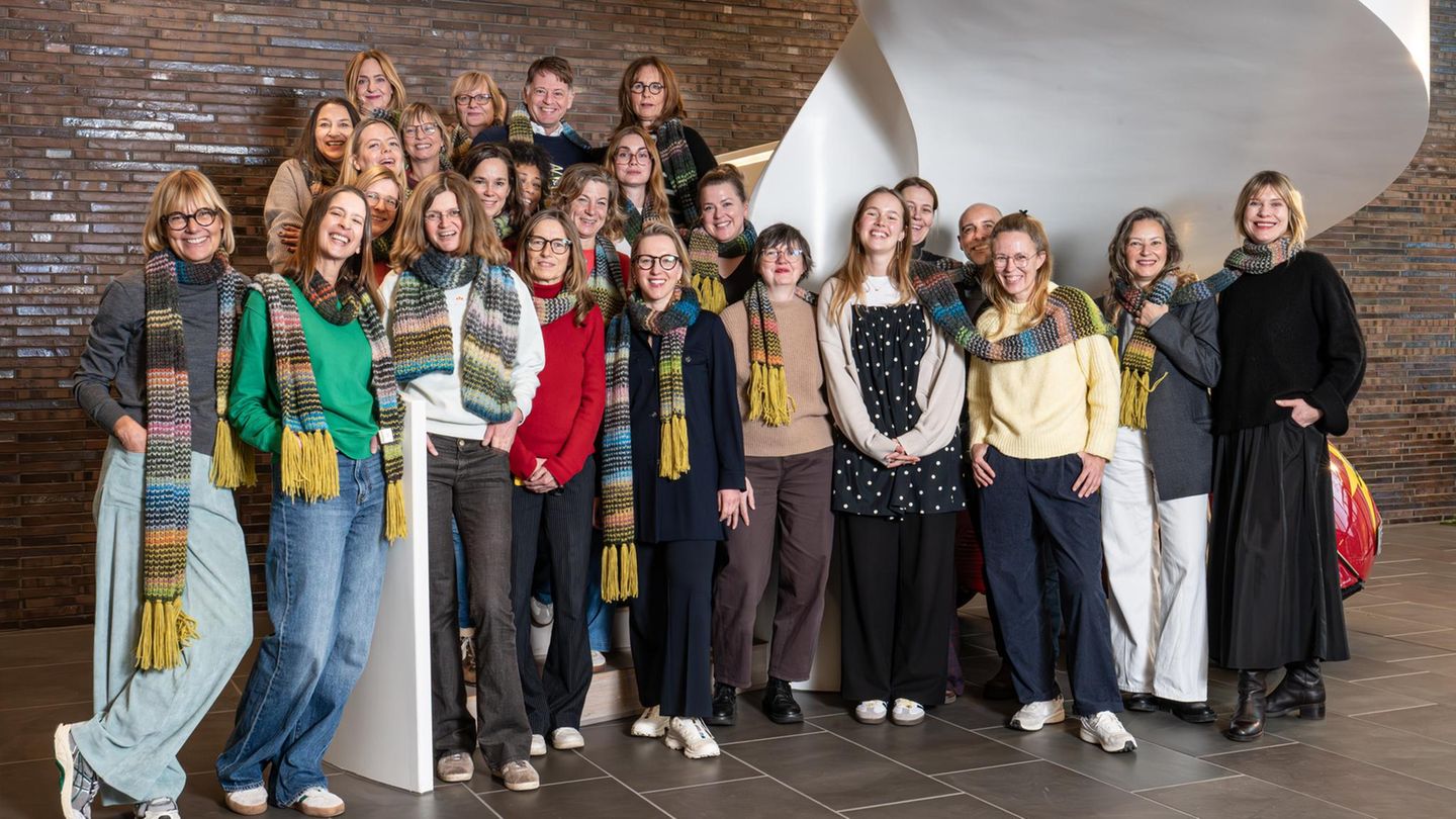 Tag-der-Menschenrechte-Heute-tragen-wir-alle-den-Schal-f-rs-Leben-du-auch-