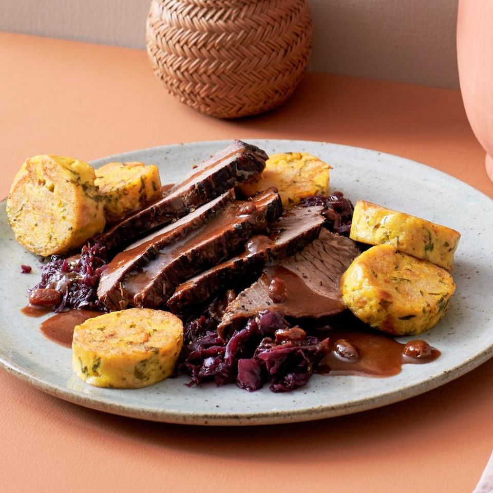 Rheinischer Sauerbraten mit Serviettenknödeln und Rotkohl | BRIGITTE.de