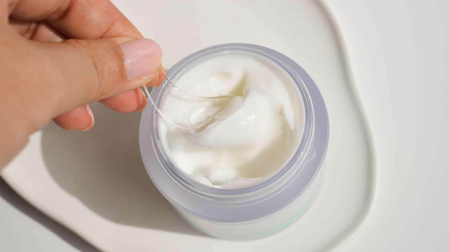 Straffere-Haut-Dieser-simple-Haushaltstrick-wirkt-Wunder-mit-etwas-das-fast-jeder-zu-Hause-hat