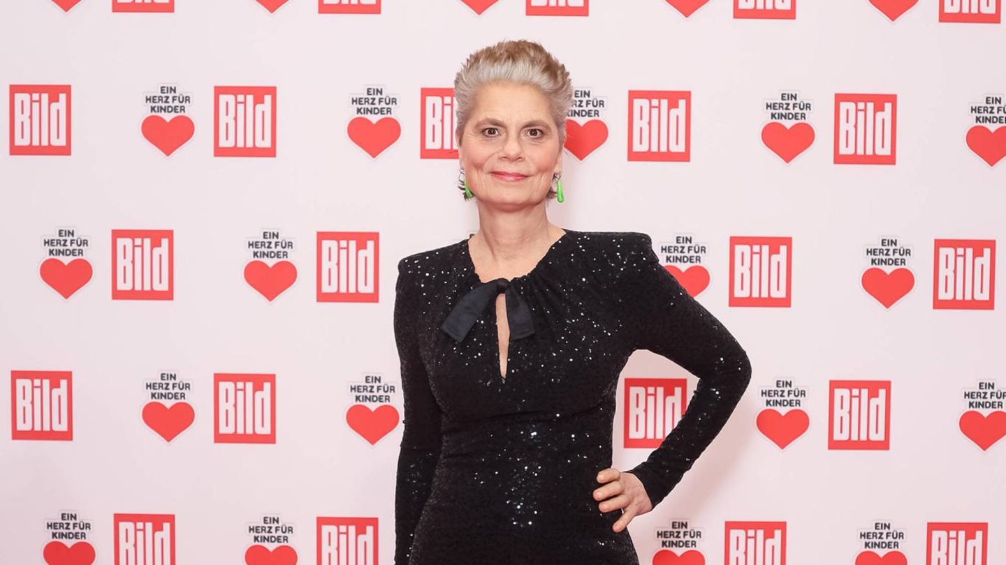 Nat-rlich-grau-Star-K-chin-Sarah-Wiener-verbl-fft-mit-grauem-Pixie-Cut-auf-dem-Red-Carpet