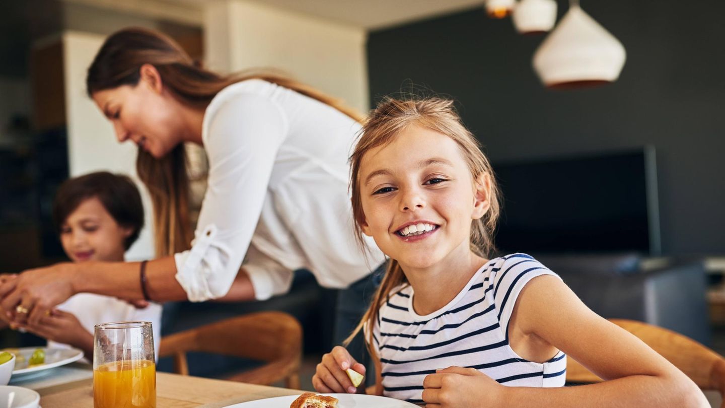 Familie-5-Morgenrituale-die-Eltern-und-Kinder-gl-cklich-in-den-Tag-starten-lassen