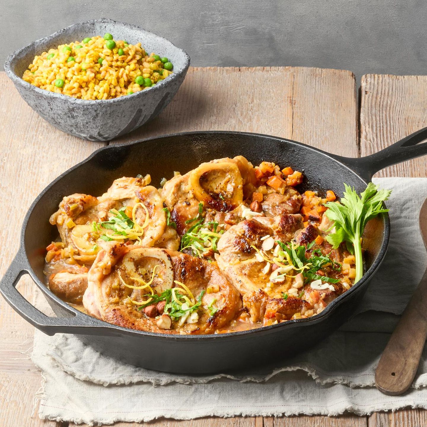Ossobuco alla milanese mit Haselnuss-Gremolata und Safran-Dinkel