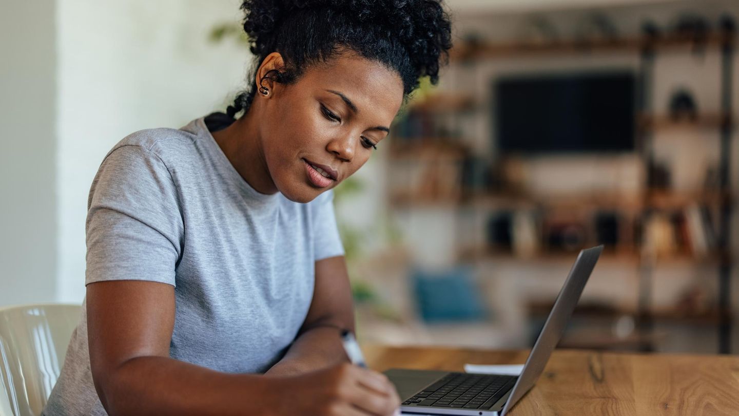 Gl-cklich-im-Job-Marketing-Professor-verr-t-3-Tipps-um-endlich-deine-Wunsch-Stelle-zu-bekommen