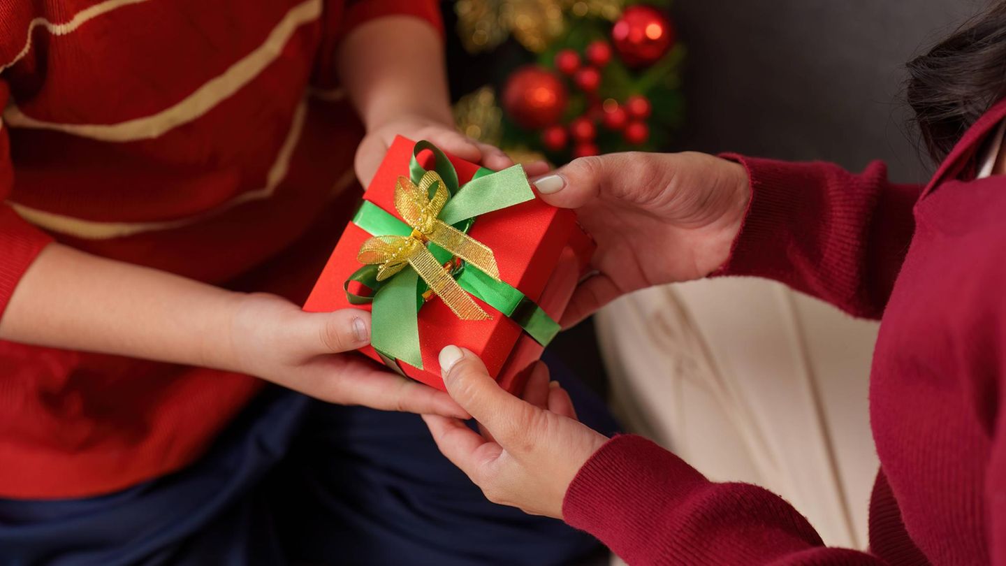 Weihnachts-Statistik-2025-Jeder-zweite-in-Deutschland-verschenkt-DAS