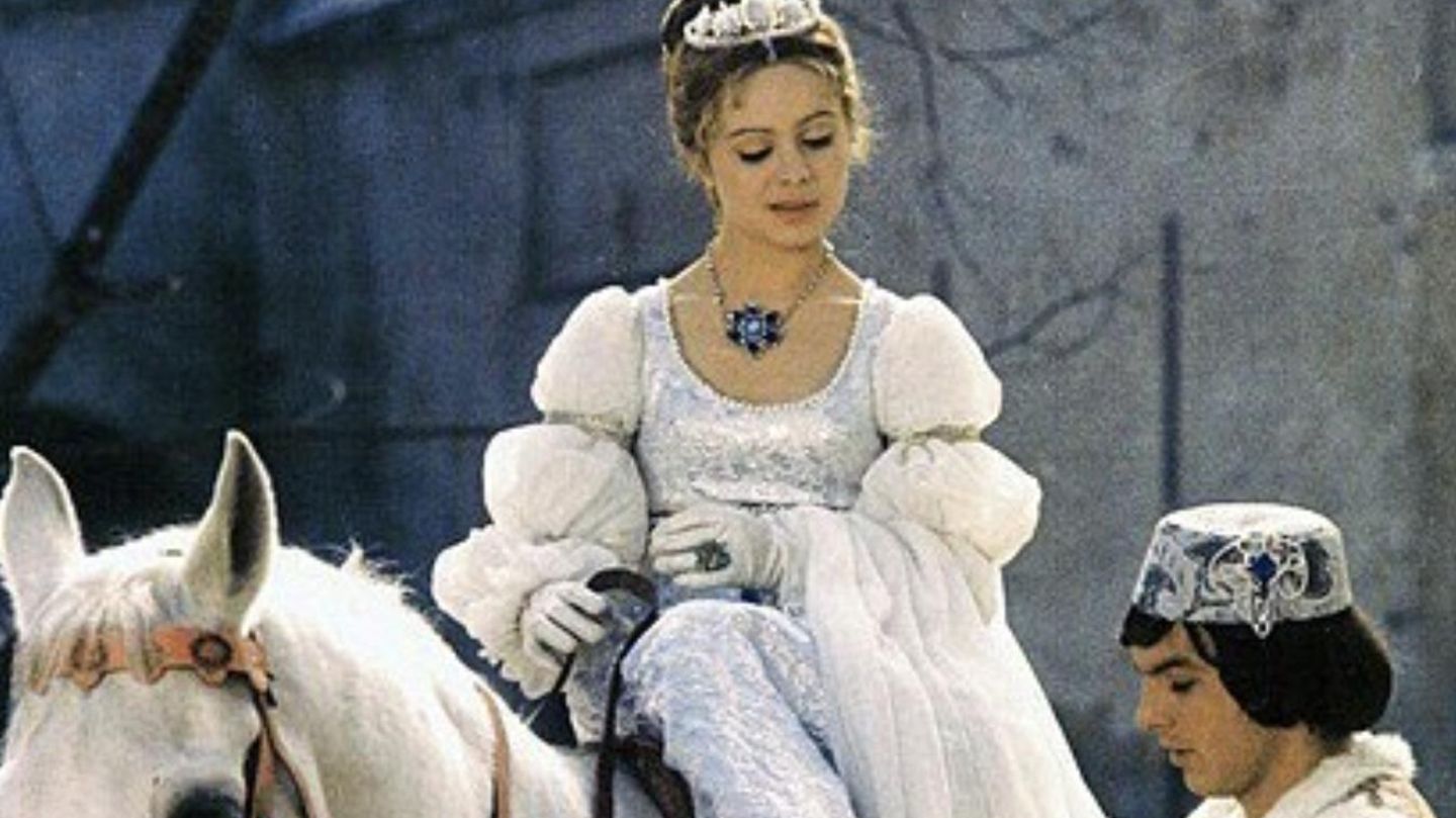 -Drei-Haseln-sse-f-r-Aschenbr-del-5-verbl-ffende-Geheimnisse-die-selbst-die-gr-ten-Fans-nicht-kennen