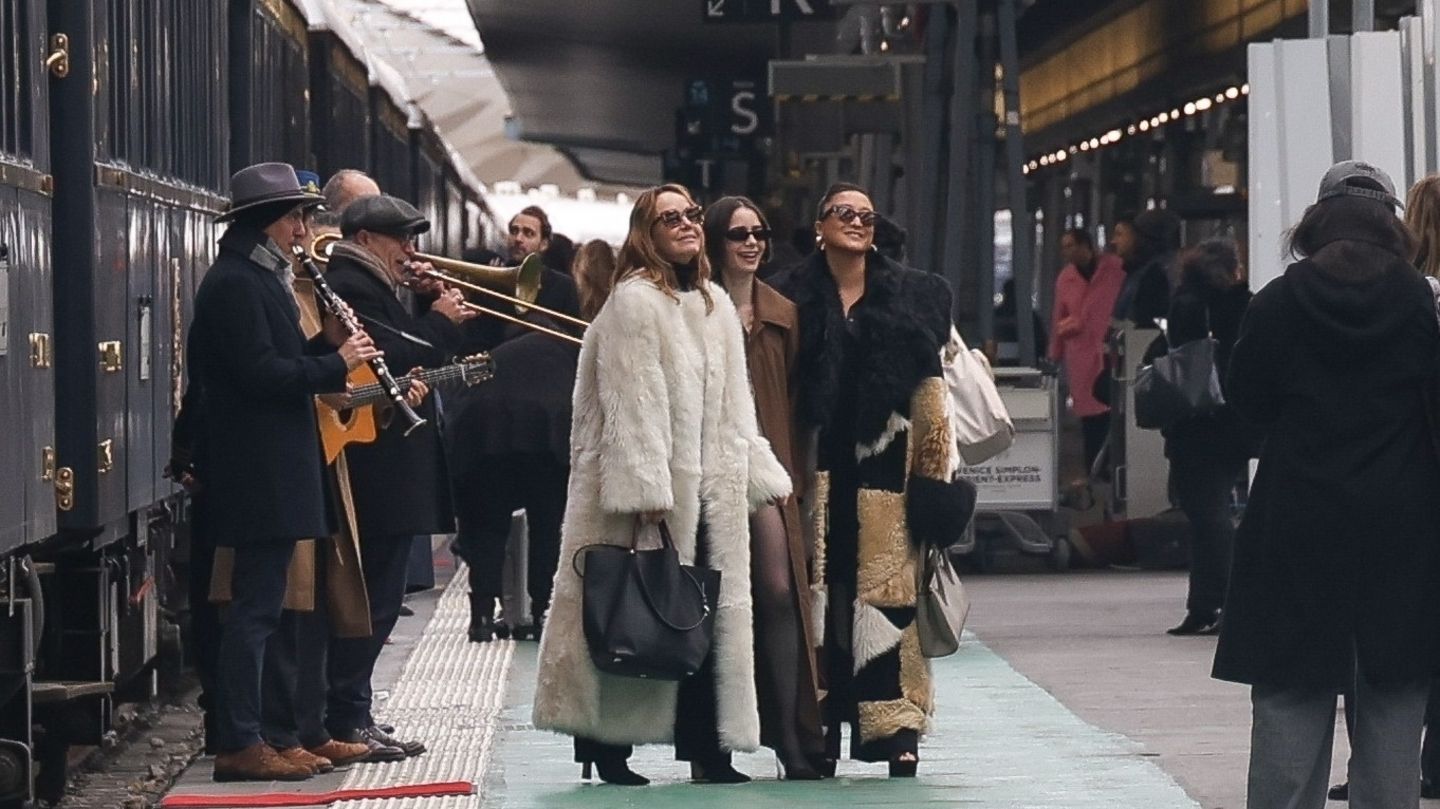 Promi-Looks-Emily-in-Paris-Star-zeigt-wie-man-aktuelles-Trend-Piece-mit-60-kombiniert