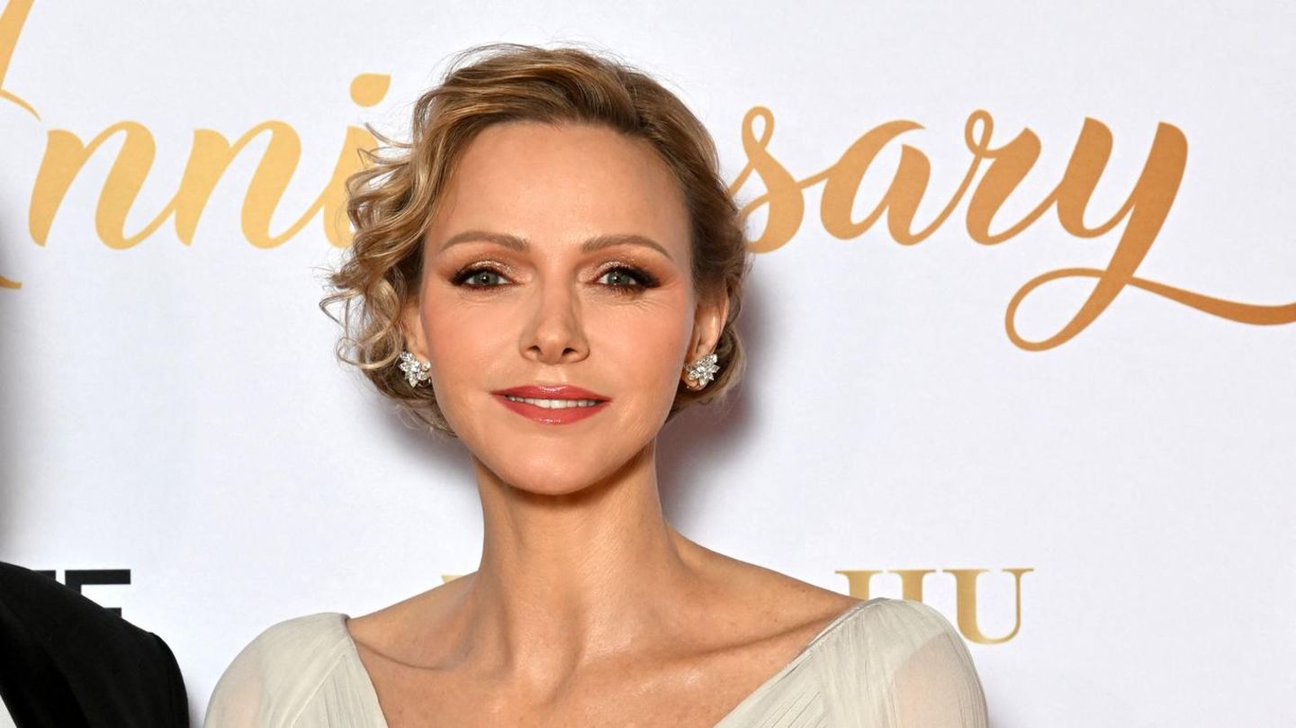 Charl-ne-Mathilde-Co-Sie-sind-dem-Pantone-Trend-f-r-2026-voraus-und-tragen-Cloud-Dancer-schon-jetzt