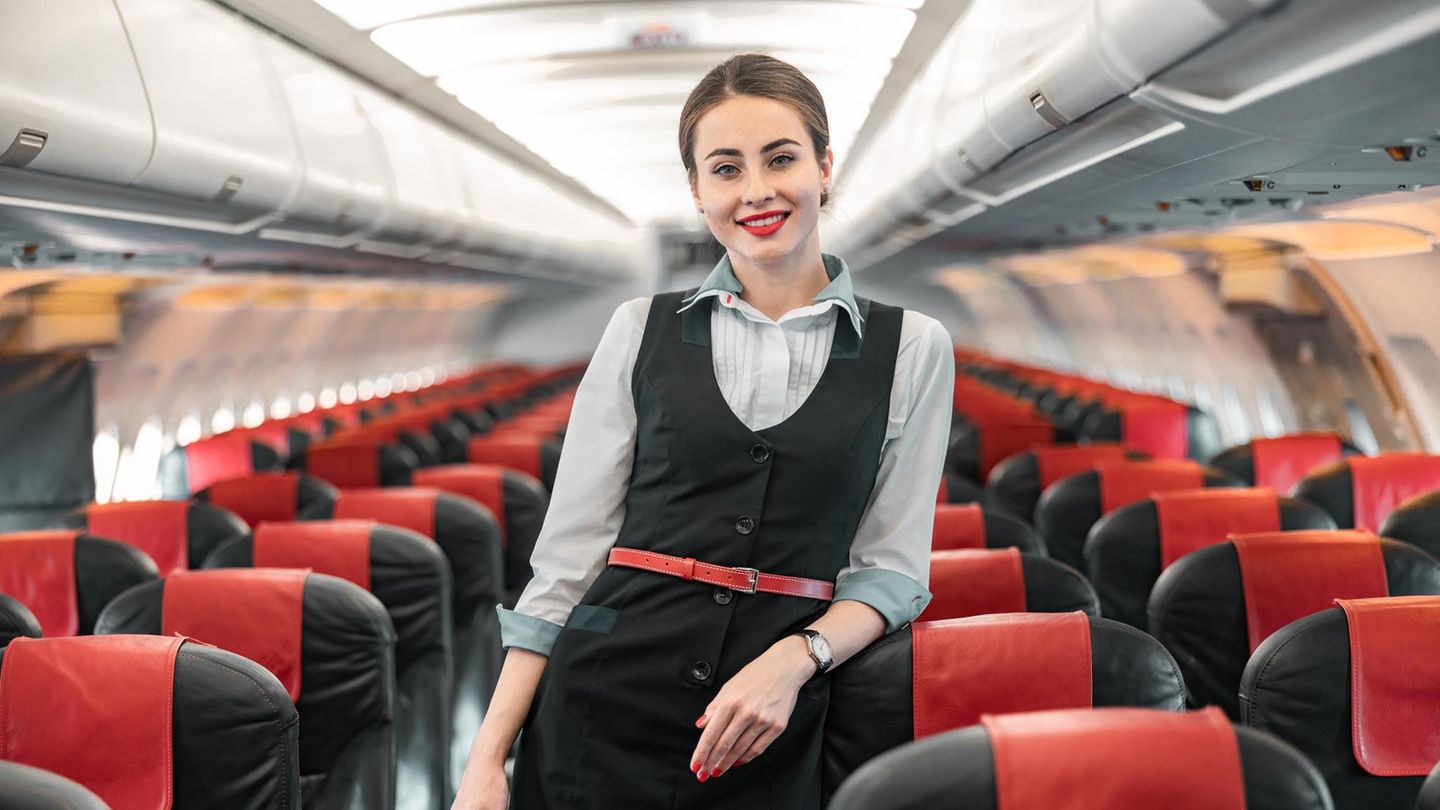 Flugbegleiterin-verr-t-Das-ist-der-wahre-Grund-warum-die-Flugzeug-Crew-jeden-Passagier-einzeln-begr-t