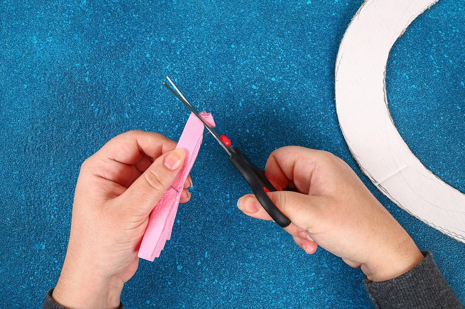 Basteln zum Valentinstag: Frau bastelt Papierblume