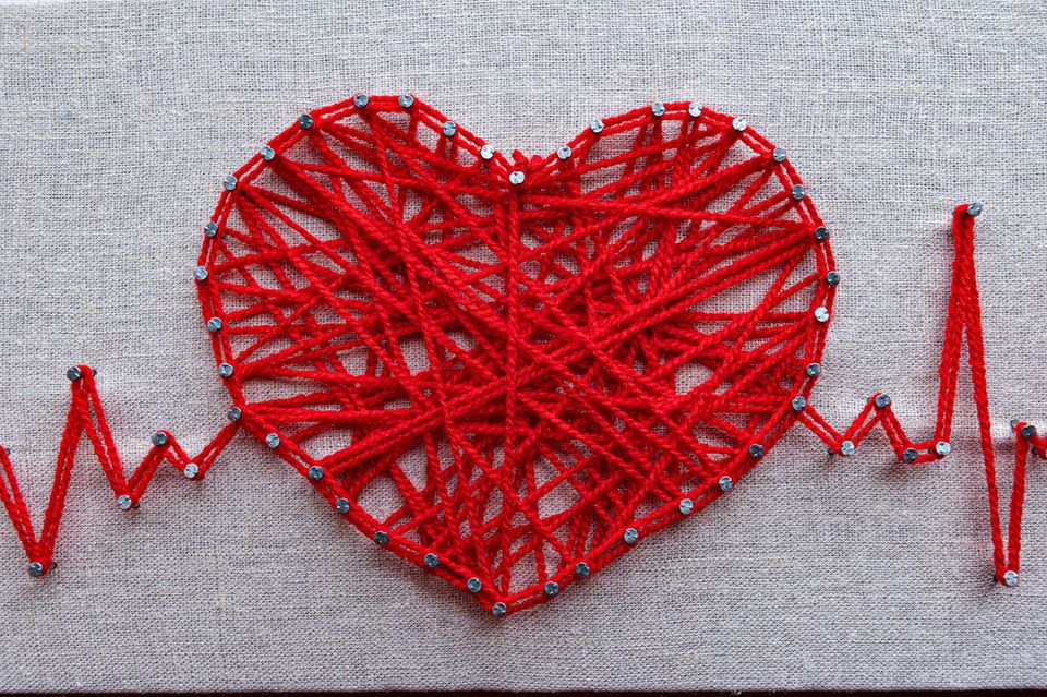 Basteln zum Valentinstag: Herz-Fadenbild