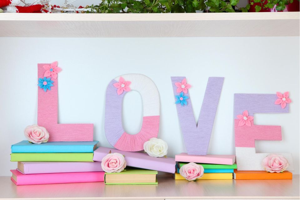 Basteln zum Valentinstag: Love-Schriftzug aus Woll-Buchstaben
