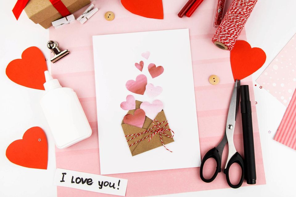 Basteln zum Valentinstag: Valentinstags-Karte mit Herzen