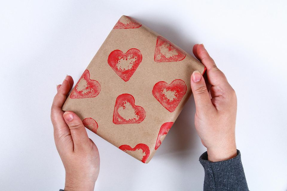 Basteln zum Valentinstag: Geschenkpapier mit Herzen