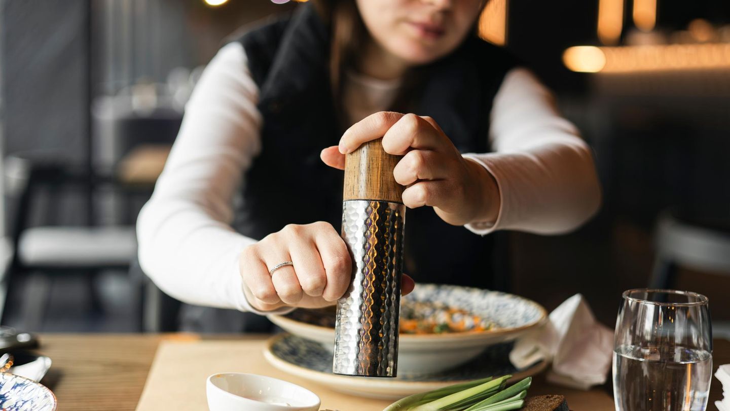 Psychologie-5-Charakterz-ge-von-Menschen-die-ihr-Essen-vor-dem-Probieren-salzen