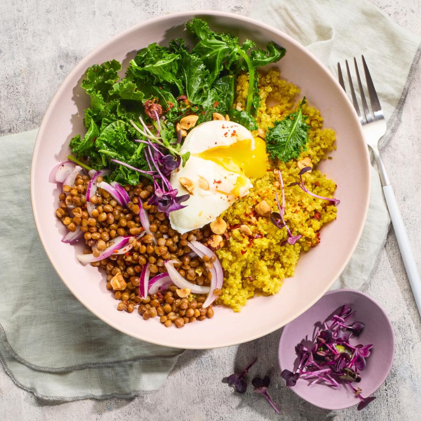 Goldene Quinoa-Grünkohl-Bowl