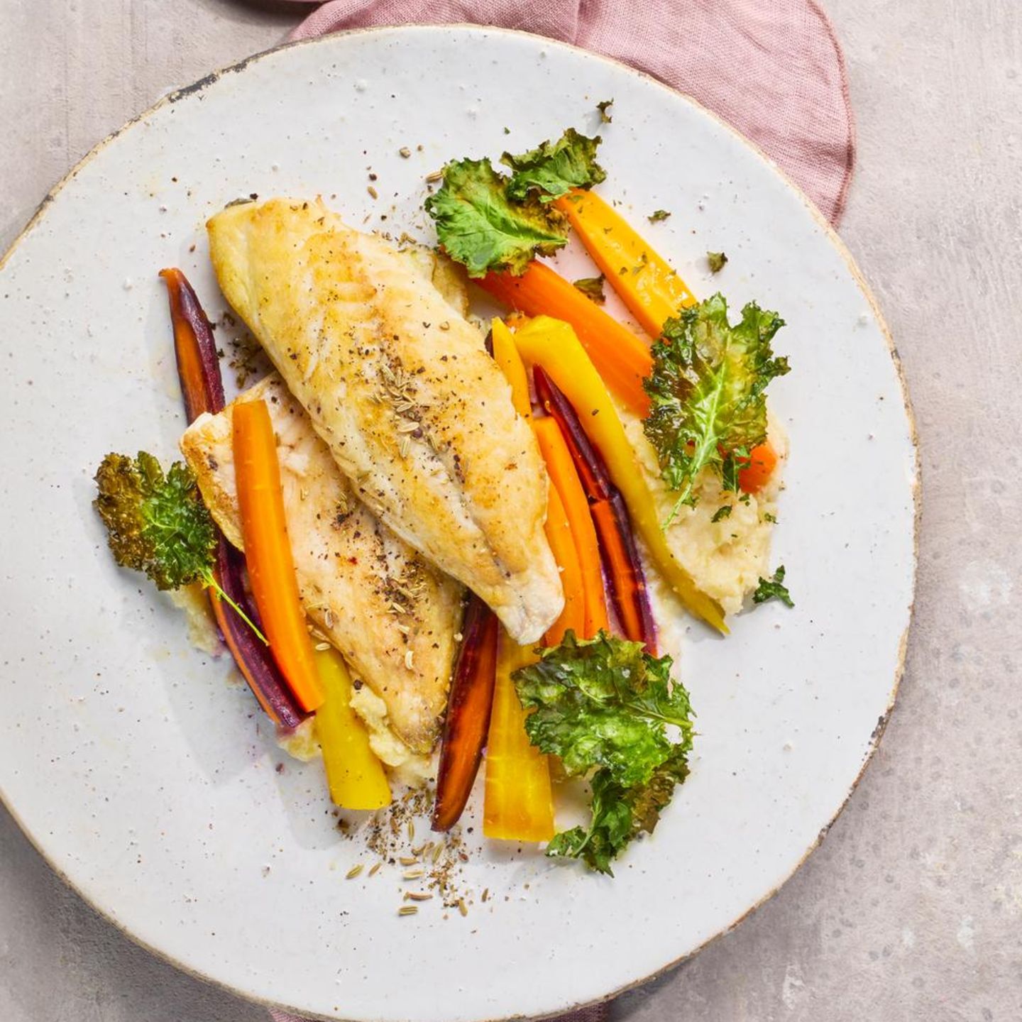 Dorade mit Wurzelgemüse und Grünkohl-Chips