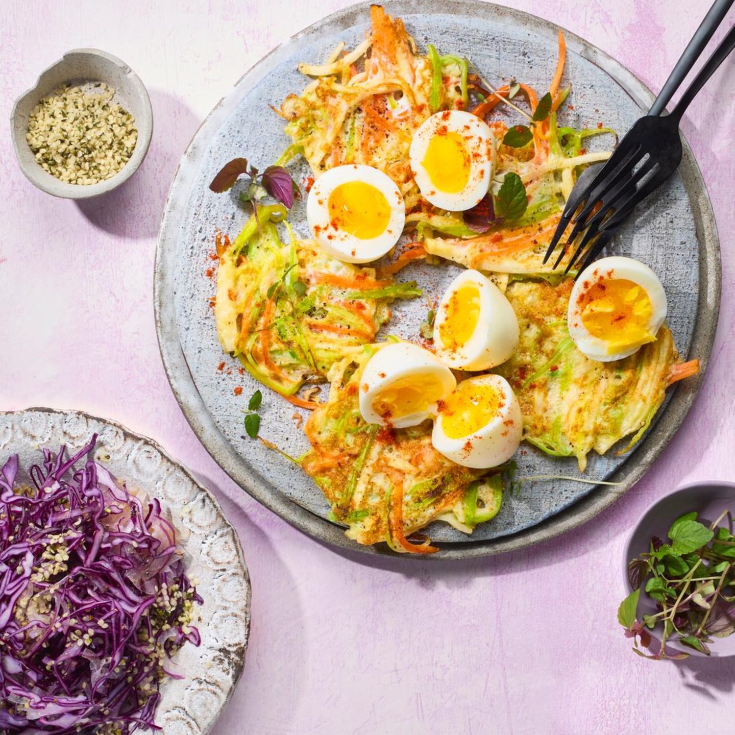 Gemüserösti mit Krautsalat und Eiern