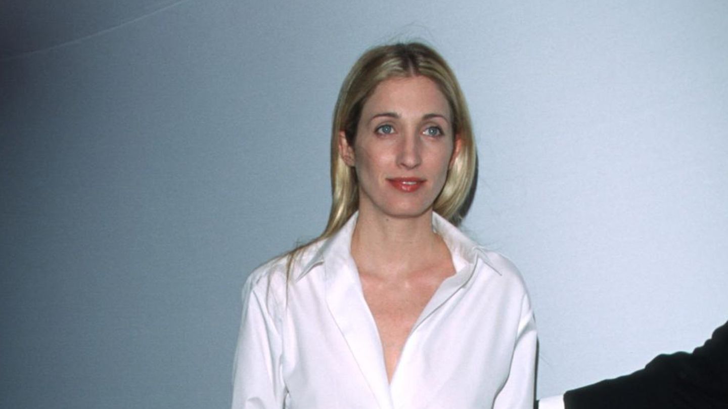 sie-pr-gte-den-quiet-luxury-trend-die-stil-lektionen-von-carolyn-bessette-kennedy