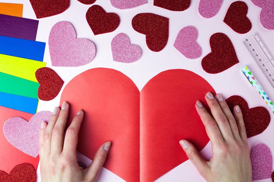 Valentinstagskarte basteln: Herz aus Papier