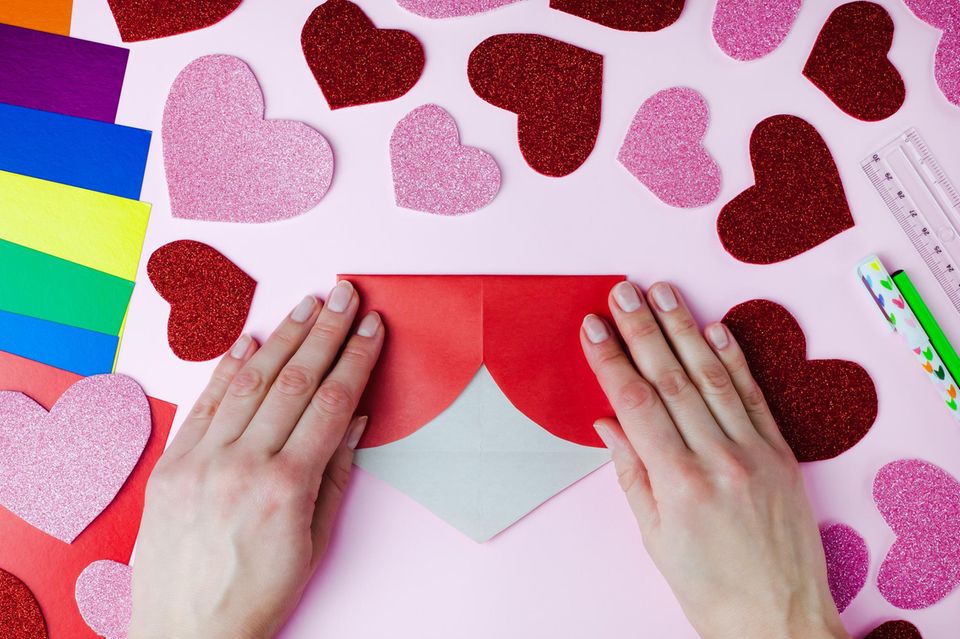 Valentinstagskarte basteln: Herz aus Papier wird gefaltet