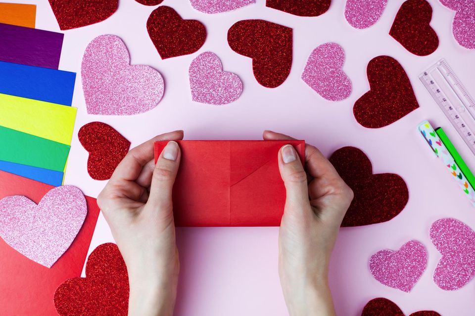 Valentinstagskarte basteln: Gefalteter Briefumschlag