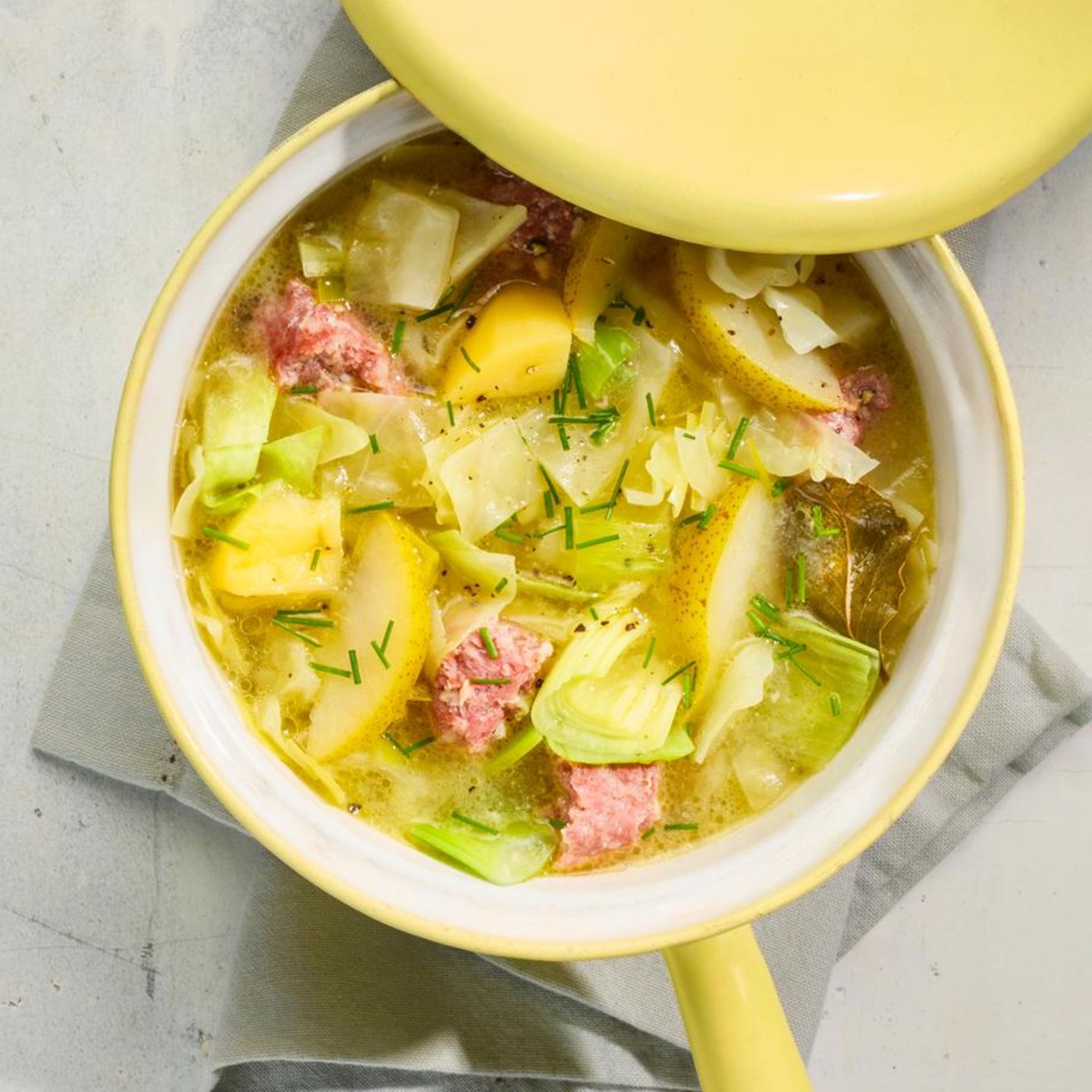 Spitzkohleintopf mit Hackbällchen