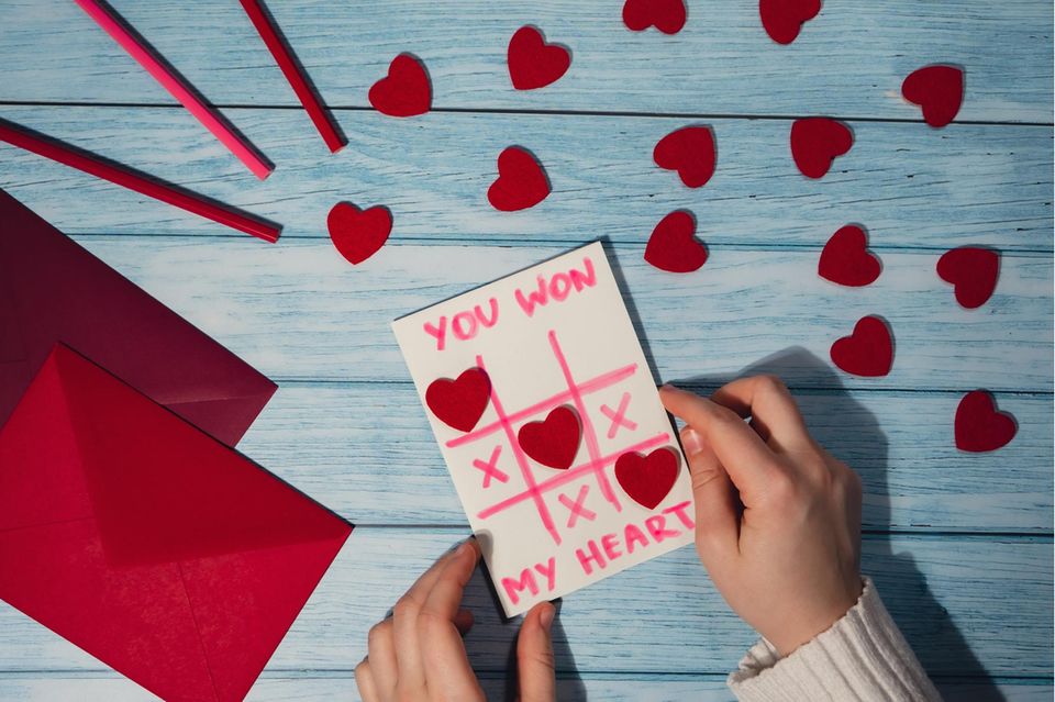 Valentinstagskarte basteln: Selbst gemachte Karte im Drei gewinnt-Look