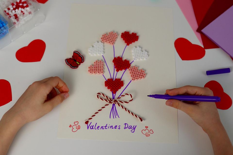 Valentinstagskarte basteln: Selbst gebastelte Karte mit Bügelperlen-Motiv