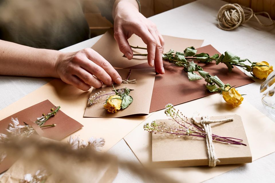 Valentinstagskarte basteln: Selbst gebastelte Karte mit Trockenblume