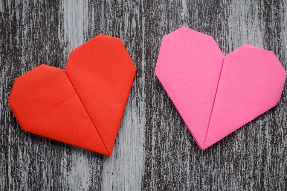 Valentinstagskarte basteln: 2 Origami-Herzen
