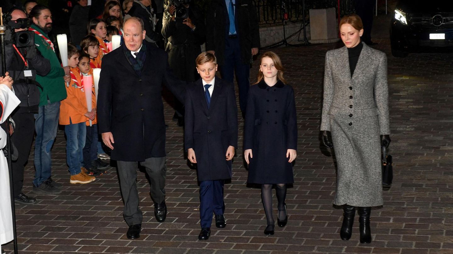 Echte-Stylek-niginnen-F-rstin-Charl-ne-zeigt-uns-den-perfekten-Winterlook